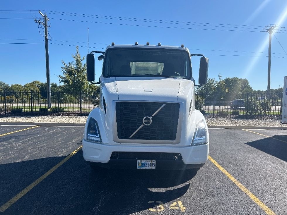 Day Cab Tractor-Heavy Duty Tractors-Volvo-2020-VNR64300-Melrose Park-IL-170,813\n\t\tmiles-$ 49,000 - Image 2