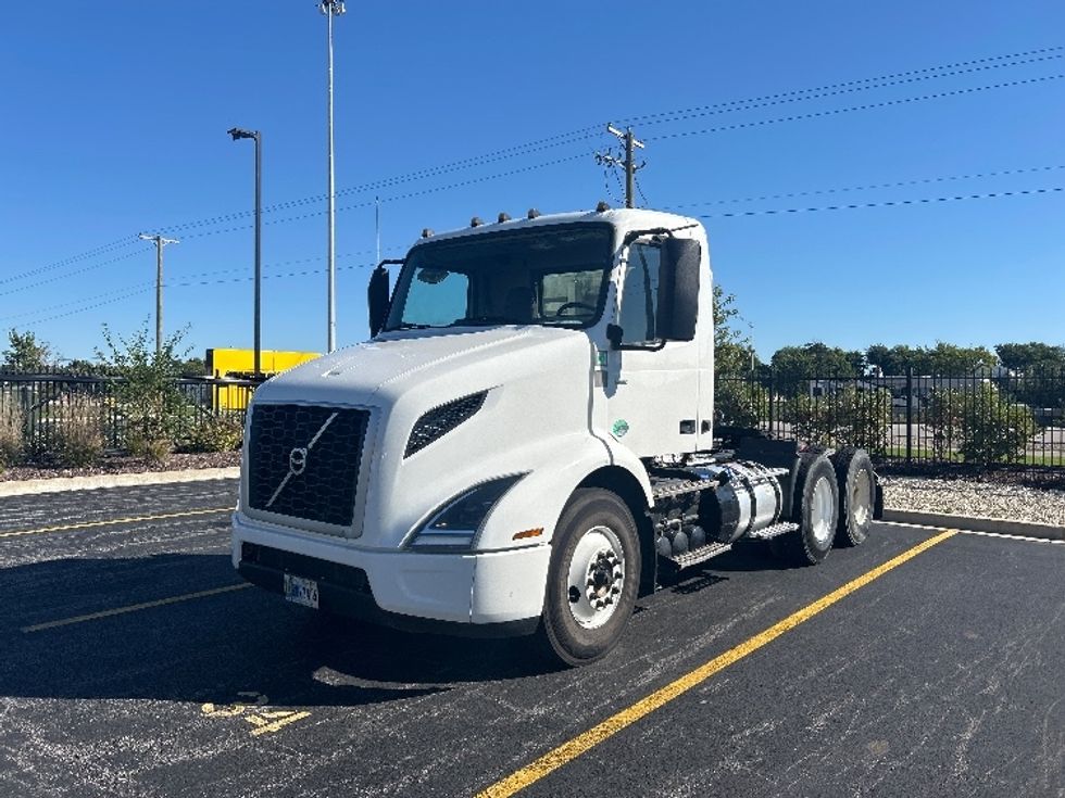 Day Cab Tractor-Heavy Duty Tractors-Volvo-2020-VNR64300-Melrose Park-IL-170,813\n\t\tmiles-$ 49,000 - Image 3