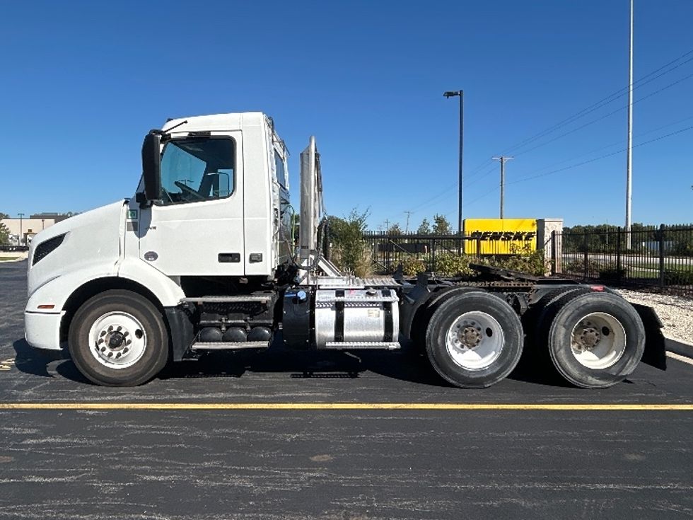 Day Cab Tractor-Heavy Duty Tractors-Volvo-2020-VNR64300-Melrose Park-IL-170,813\n\t\tmiles-$ 49,000 - Image 4