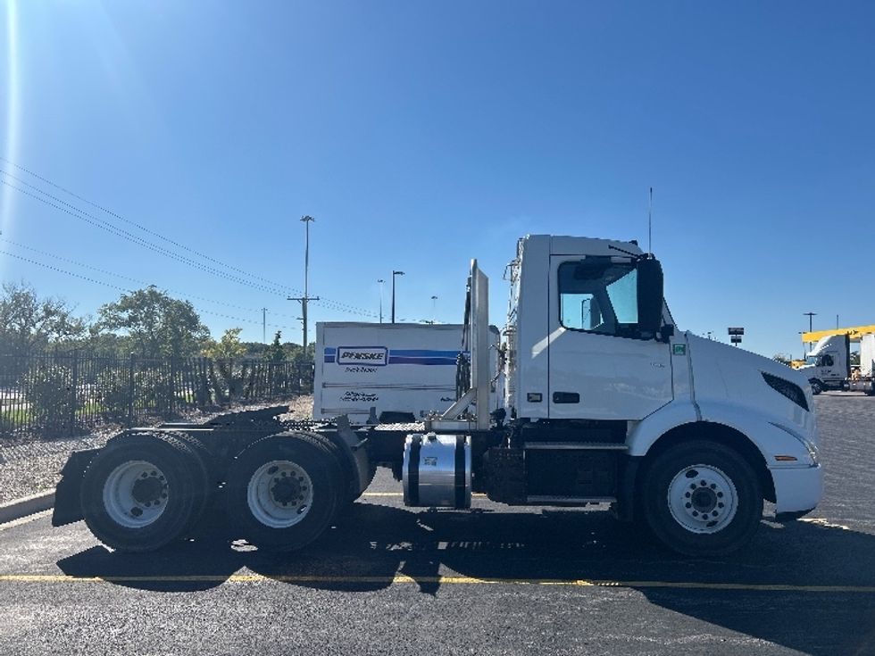 Day Cab Tractor-Heavy Duty Tractors-Volvo-2020-VNR64300-Melrose Park-IL-170,813\n\t\tmiles-$ 49,000 - Image 8