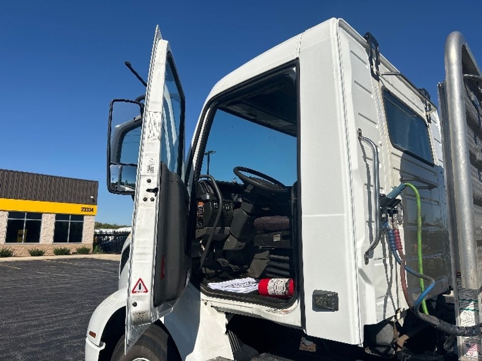 Day Cab Tractor-Heavy Duty Tractors-Volvo-2020-VNR64300-Melrose Park-IL-170,813\n\t\tmiles-$ 49,000 - Image 9