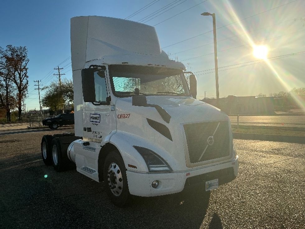Day Cab Tractor-Heavy Duty Tractors-Volvo-2020-VNR64300-Memphis-TN-448,407\n\t\tmiles-$ 44,250 - Image 1