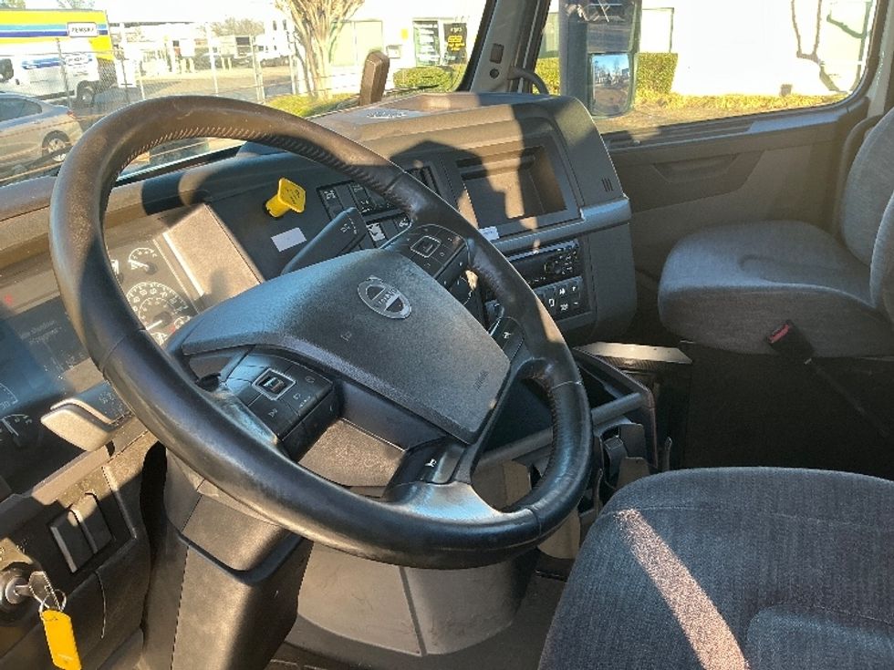 Day Cab Tractor-Heavy Duty Tractors-Volvo-2020-VNR64300-Memphis-TN-448,407\n\t\tmiles-$ 44,250 - Image 10