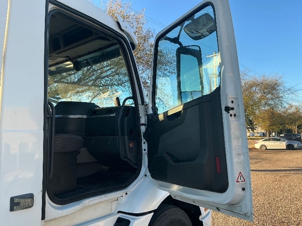 Day Cab Tractor-Heavy Duty Tractors-Volvo-2020-VNR64300-Memphis-TN-448,407\n\t\tmiles-$ 44,250 - Image 12