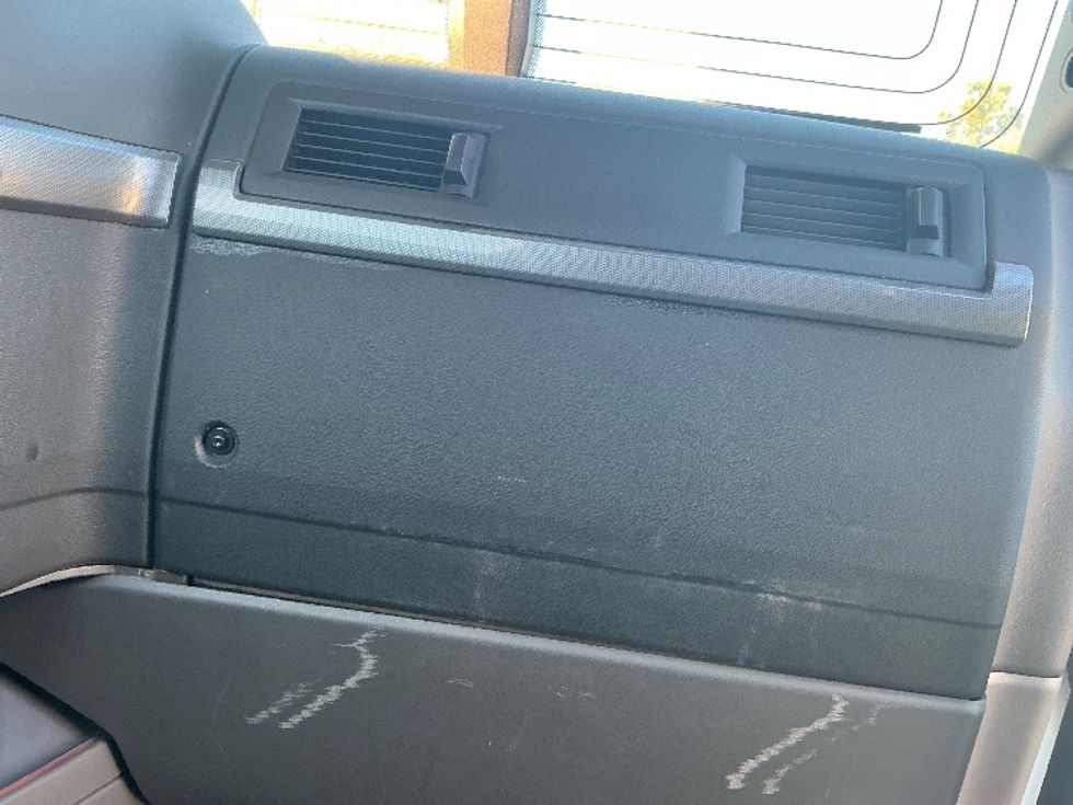 Day Cab Tractor-Heavy Duty Tractors-Volvo-2020-VNR64300-Memphis-TN-448,407\n\t\tmiles-$ 44,250 - Image 13