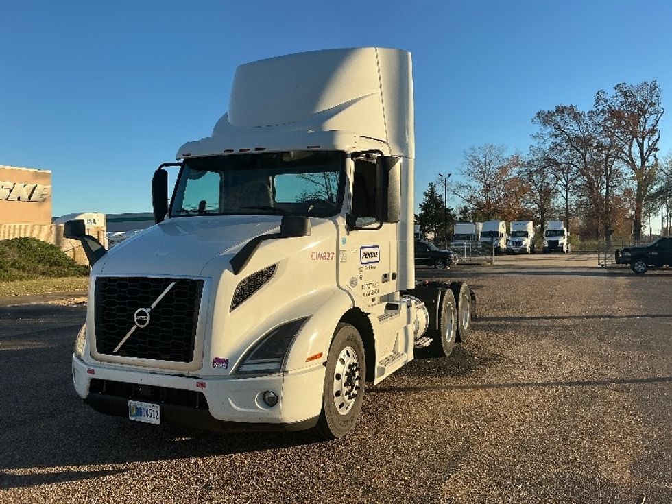 Day Cab Tractor-Heavy Duty Tractors-Volvo-2020-VNR64300-Memphis-TN-448,407\n\t\tmiles-$ 44,250 - Image 3