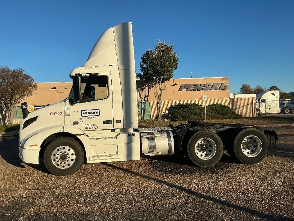 Day Cab Tractor-Heavy Duty Tractors-Volvo-2020-VNR64300-Memphis-TN-448,407\n\t\tmiles-$ 44,250 - Image 4
