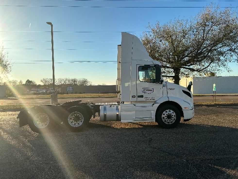 Day Cab Tractor-Heavy Duty Tractors-Volvo-2020-VNR64300-Memphis-TN-448,407\n\t\tmiles-$ 44,250 - Image 8