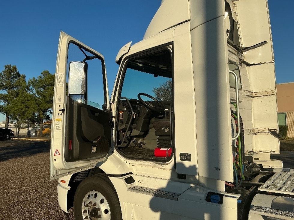 Day Cab Tractor-Heavy Duty Tractors-Volvo-2020-VNR64300-Memphis-TN-448,407\n\t\tmiles-$ 44,250 - Image 9