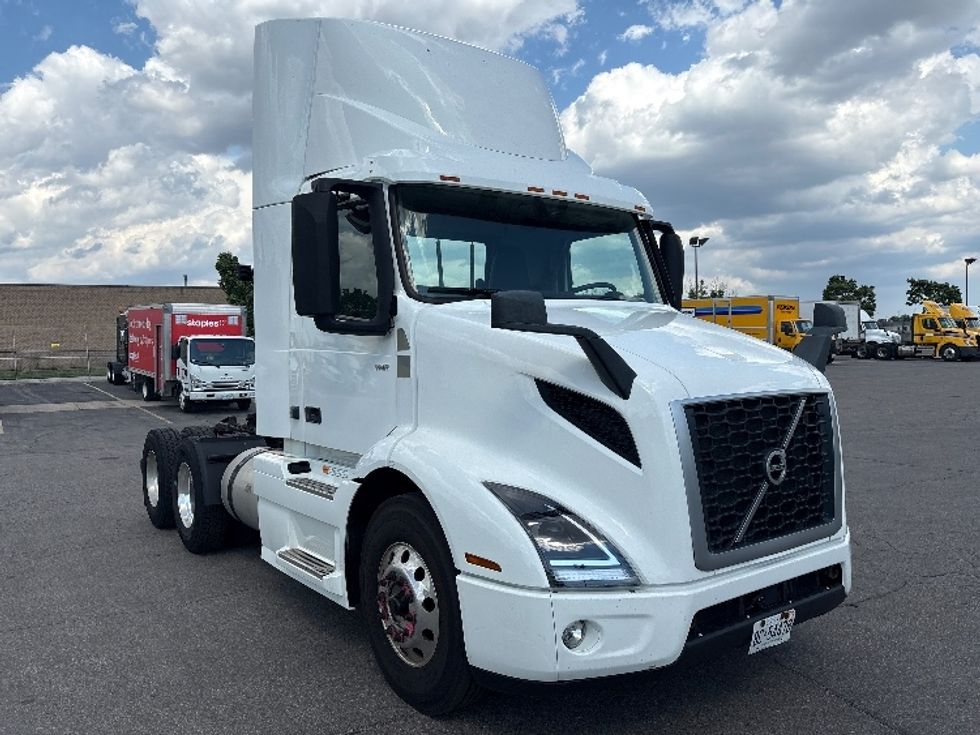 Day Cab Tractor-Heavy Duty Tractors-Volvo-2020-VNR64300-Mississauga-ON-577,608\n\t\tkm-$ 62,000 - Image 1