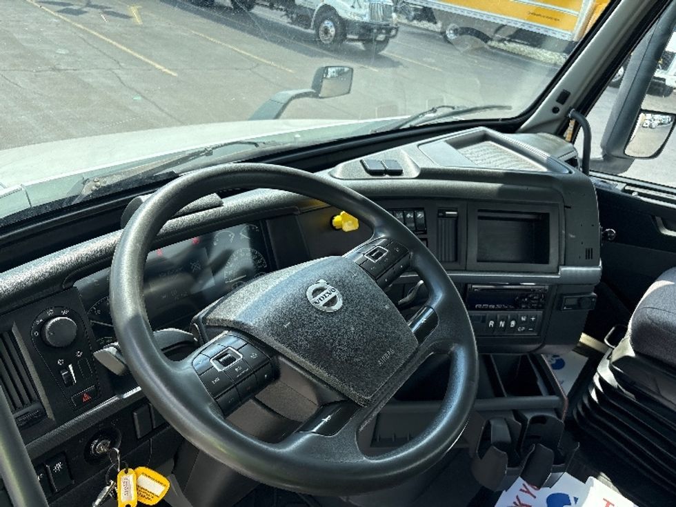 Day Cab Tractor-Heavy Duty Tractors-Volvo-2020-VNR64300-Mississauga-ON-577,608\n\t\tkm-$ 62,000 - Image 10