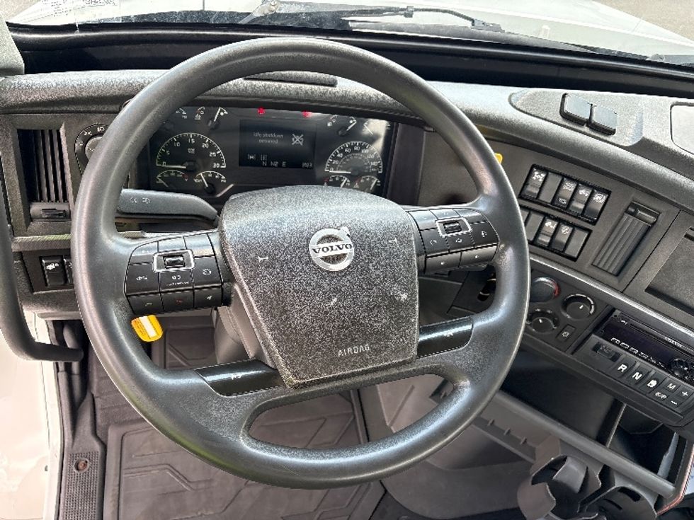 Day Cab Tractor-Heavy Duty Tractors-Volvo-2020-VNR64300-Mississauga-ON-577,608\n\t\tkm-$ 62,000 - Image 11