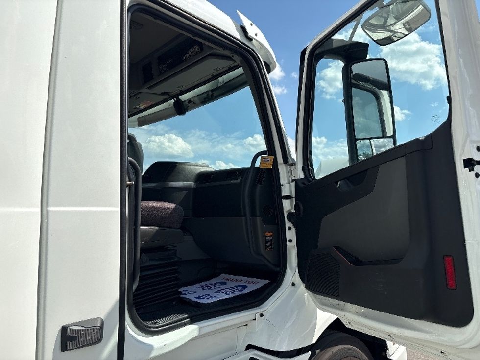 Day Cab Tractor-Heavy Duty Tractors-Volvo-2020-VNR64300-Mississauga-ON-577,608\n\t\tkm-$ 62,000 - Image 12