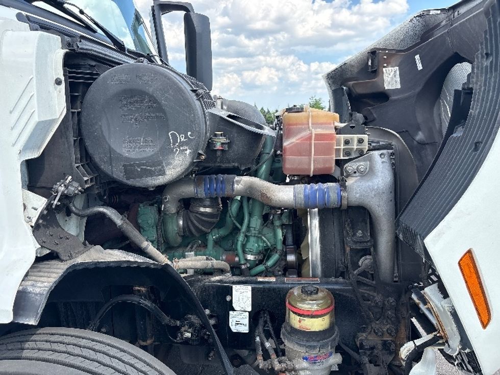 Day Cab Tractor-Heavy Duty Tractors-Volvo-2020-VNR64300-Mississauga-ON-577,608\n\t\tkm-$ 62,000 - Image 15