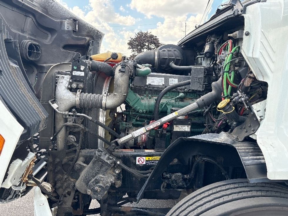 Day Cab Tractor-Heavy Duty Tractors-Volvo-2020-VNR64300-Mississauga-ON-577,608\n\t\tkm-$ 62,000 - Image 16