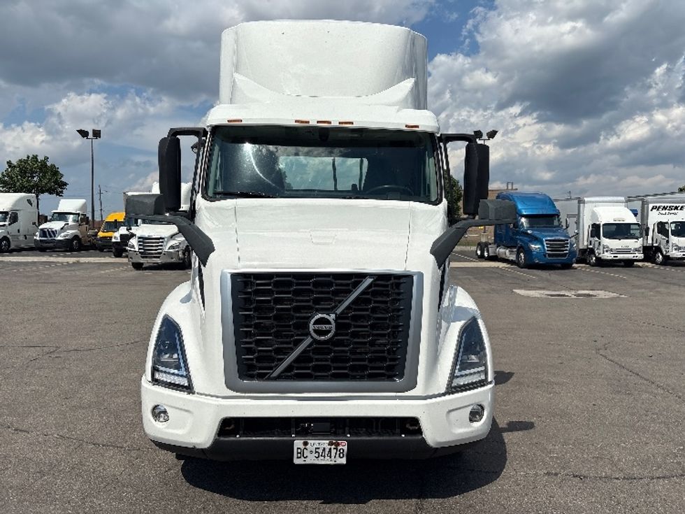 Day Cab Tractor-Heavy Duty Tractors-Volvo-2020-VNR64300-Mississauga-ON-577,608\n\t\tkm-$ 62,000 - Image 2