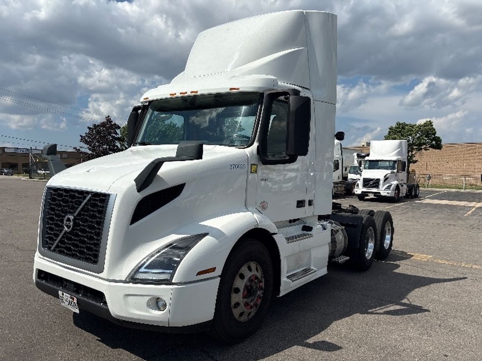 Day Cab Tractor-Heavy Duty Tractors-Volvo-2020-VNR64300-Mississauga-ON-577,608\n\t\tkm-$ 62,000 - Image 3