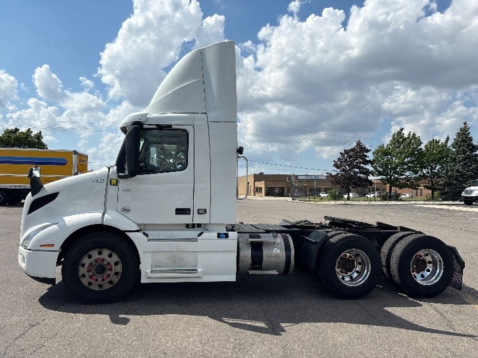 Day Cab Tractor-Heavy Duty Tractors-Volvo-2020-VNR64300-Mississauga-ON-577,608\n\t\tkm-$ 62,000 - Image 4