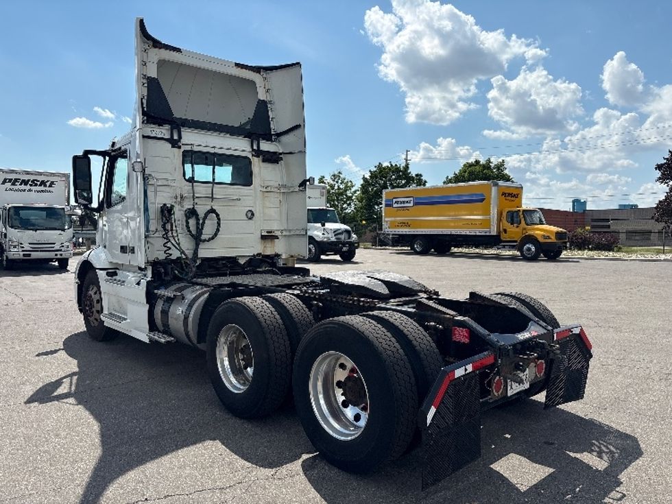 Day Cab Tractor-Heavy Duty Tractors-Volvo-2020-VNR64300-Mississauga-ON-577,608\n\t\tkm-$ 62,000 - Image 5