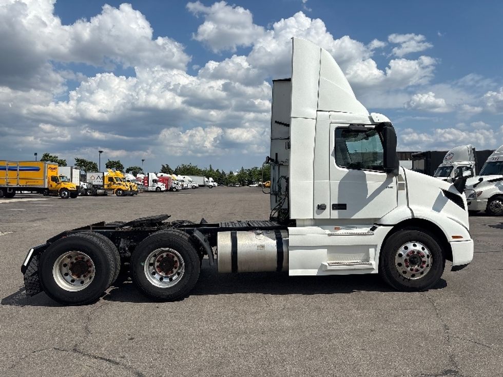 Day Cab Tractor-Heavy Duty Tractors-Volvo-2020-VNR64300-Mississauga-ON-577,608\n\t\tkm-$ 62,000 - Image 8