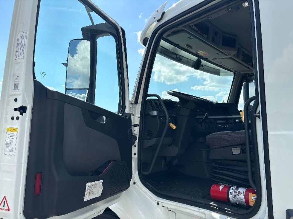Day Cab Tractor-Heavy Duty Tractors-Volvo-2020-VNR64300-Mississauga-ON-577,608\n\t\tkm-$ 62,000 - Image 9
