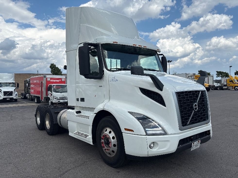 Day Cab Tractor-Heavy Duty Tractors-Volvo-2020-VNR64300-Mississauga-ON-605,234\n\t\tkm-$ 60,750 - Image 1