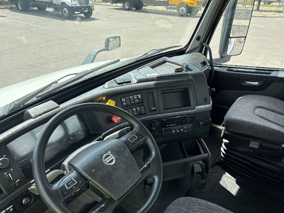 Day Cab Tractor-Heavy Duty Tractors-Volvo-2020-VNR64300-Mississauga-ON-605,234\n\t\tkm-$ 60,750 - Image 10