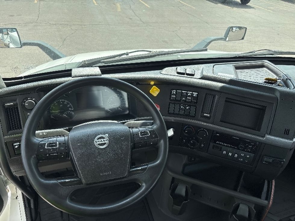 Day Cab Tractor-Heavy Duty Tractors-Volvo-2020-VNR64300-Mississauga-ON-605,234\n\t\tkm-$ 60,750 - Image 11