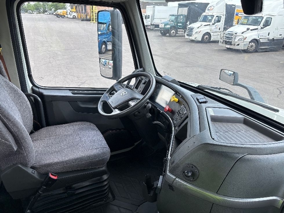 Day Cab Tractor-Heavy Duty Tractors-Volvo-2020-VNR64300-Mississauga-ON-605,234\n\t\tkm-$ 60,750 - Image 14