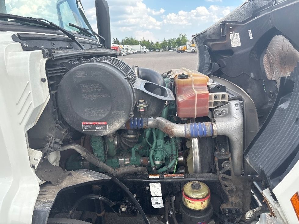 Day Cab Tractor-Heavy Duty Tractors-Volvo-2020-VNR64300-Mississauga-ON-605,234\n\t\tkm-$ 60,750 - Image 15