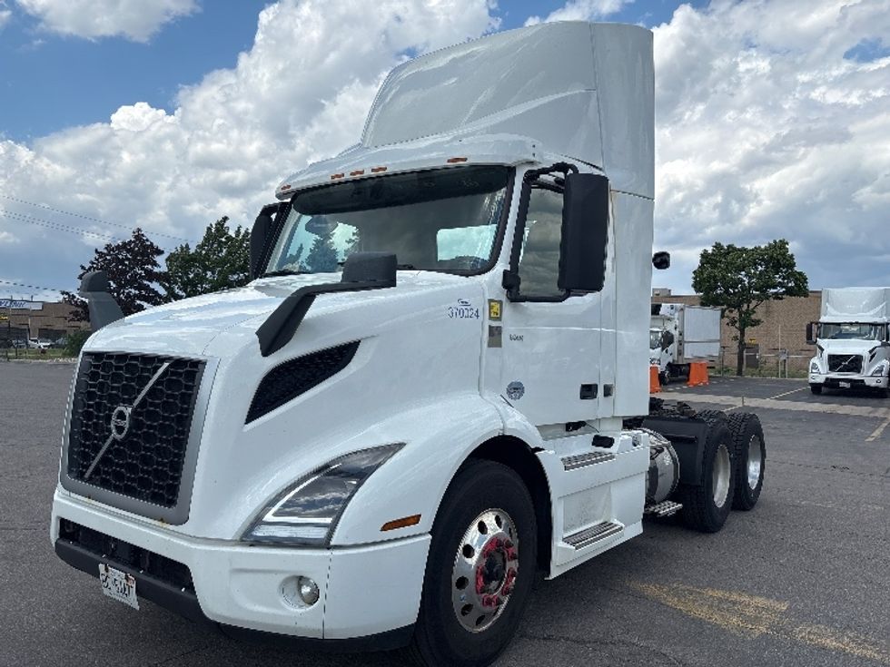 Day Cab Tractor-Heavy Duty Tractors-Volvo-2020-VNR64300-Mississauga-ON-605,234\n\t\tkm-$ 60,750 - Image 3