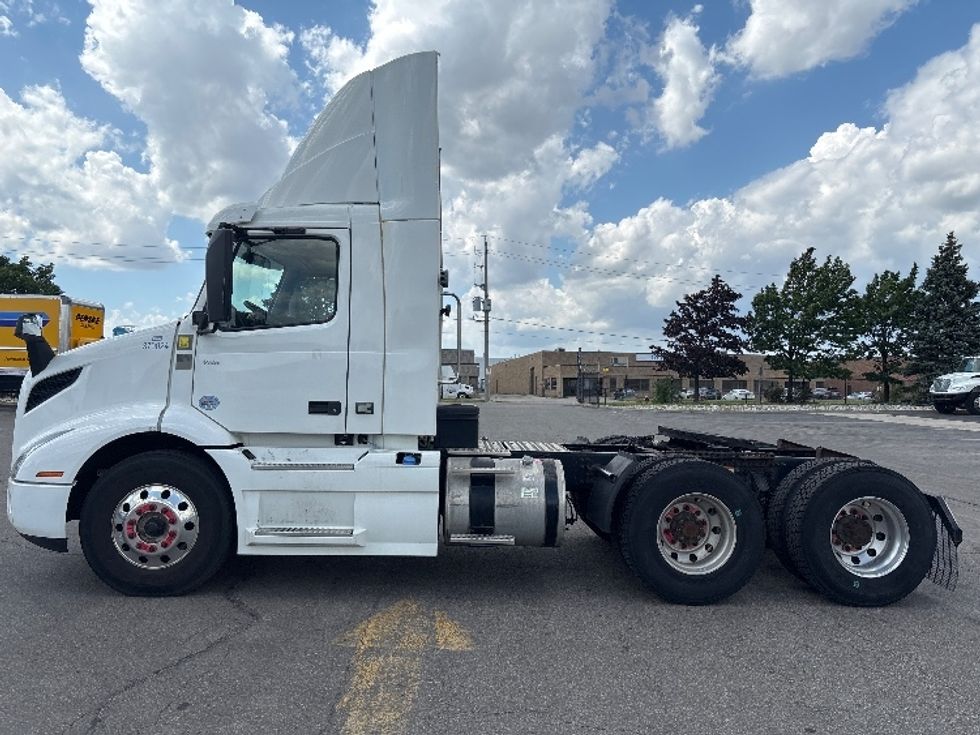 Day Cab Tractor-Heavy Duty Tractors-Volvo-2020-VNR64300-Mississauga-ON-605,234\n\t\tkm-$ 60,750 - Image 4