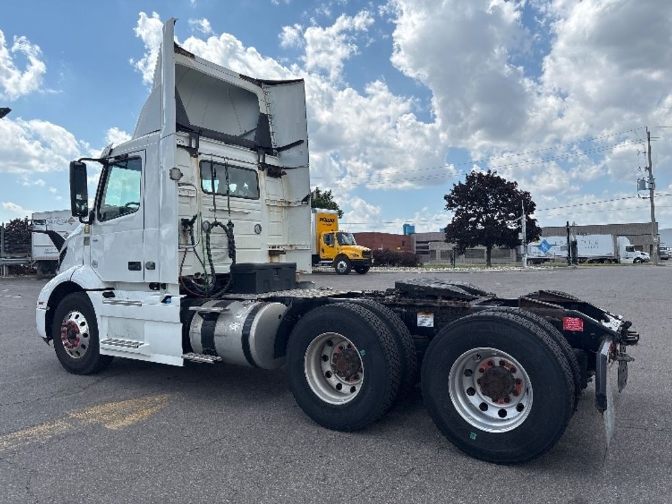 Day Cab Tractor-Heavy Duty Tractors-Volvo-2020-VNR64300-Mississauga-ON-605,234\n\t\tkm-$ 60,750 - Image 5