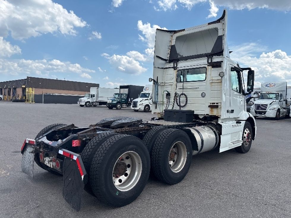 Day Cab Tractor-Heavy Duty Tractors-Volvo-2020-VNR64300-Mississauga-ON-605,234\n\t\tkm-$ 60,750 - Image 7