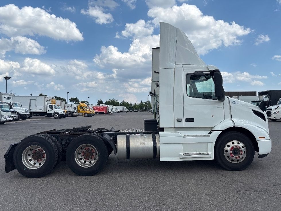 Day Cab Tractor-Heavy Duty Tractors-Volvo-2020-VNR64300-Mississauga-ON-605,234\n\t\tkm-$ 60,750 - Image 8