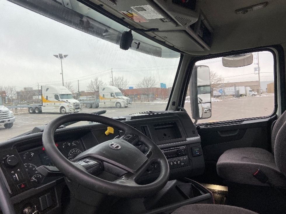 Day Cab Tractor-Heavy Duty Tractors-Volvo-2020-VNR64300-Mississauga-ON-639,944\n\t\tkm-$ 58,250 - Image 10