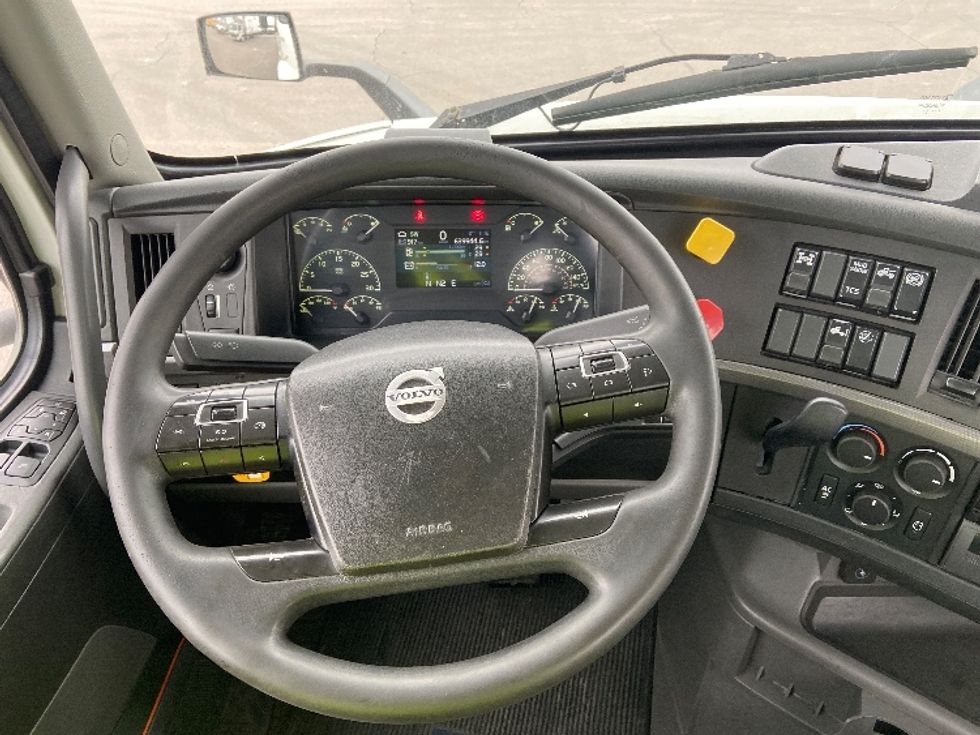Day Cab Tractor-Heavy Duty Tractors-Volvo-2020-VNR64300-Mississauga-ON-639,944\n\t\tkm-$ 58,250 - Image 11