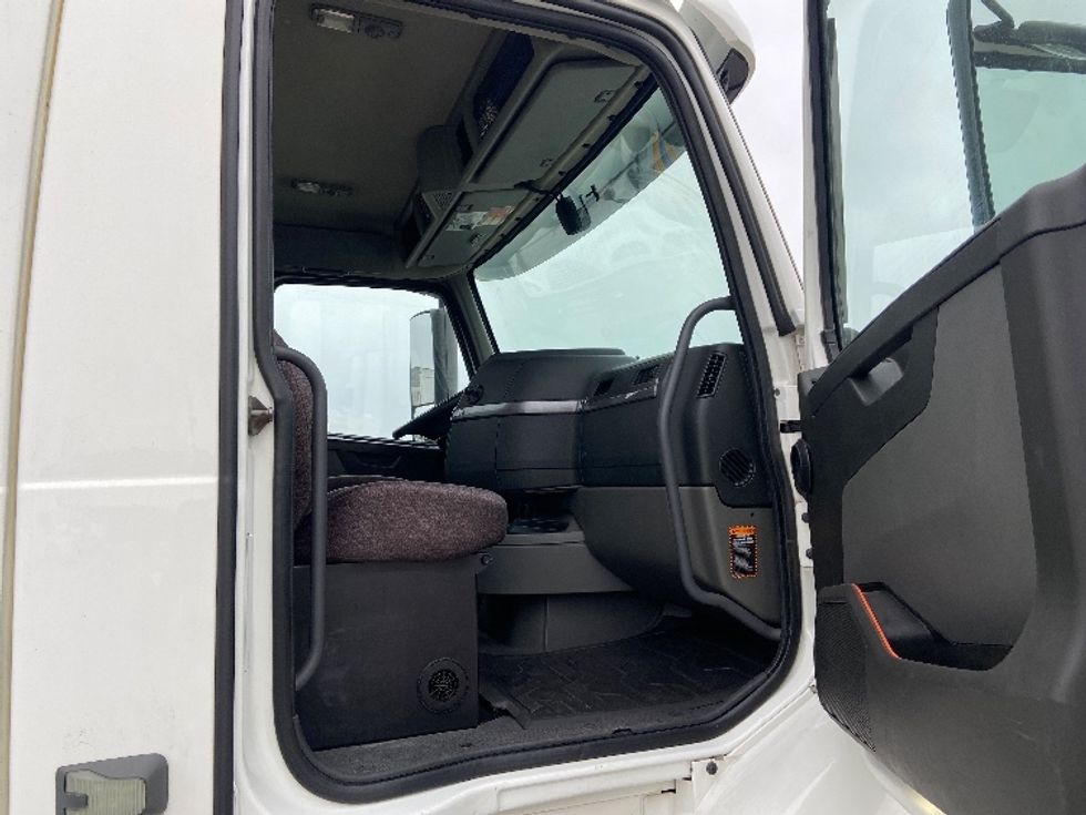 Day Cab Tractor-Heavy Duty Tractors-Volvo-2020-VNR64300-Mississauga-ON-639,944\n\t\tkm-$ 58,250 - Image 12