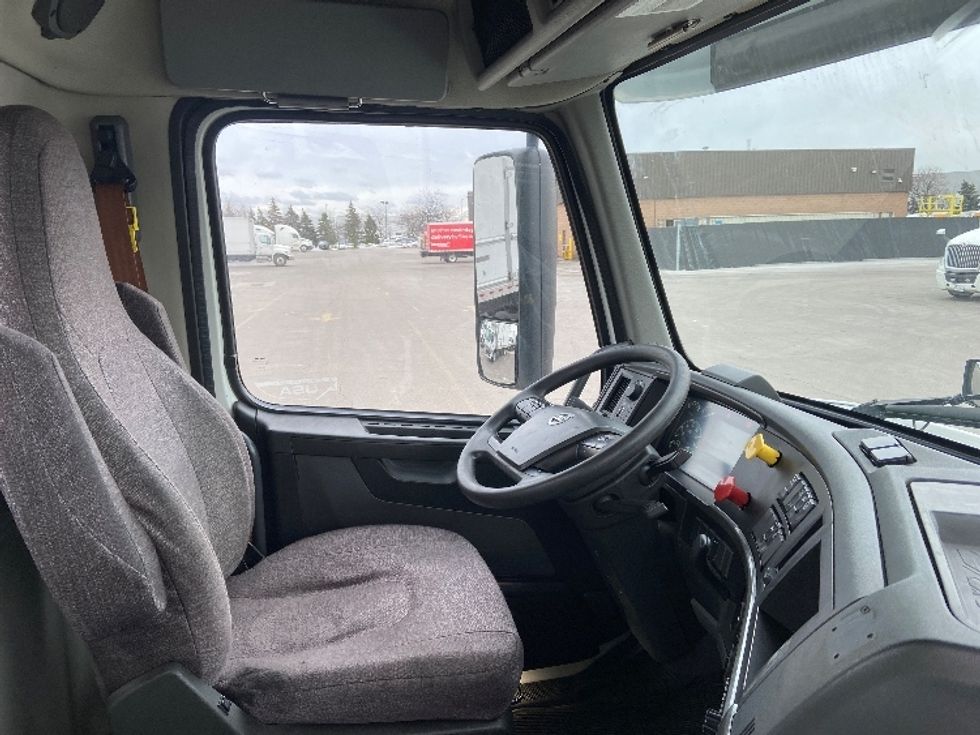 Day Cab Tractor-Heavy Duty Tractors-Volvo-2020-VNR64300-Mississauga-ON-639,944\n\t\tkm-$ 58,250 - Image 14