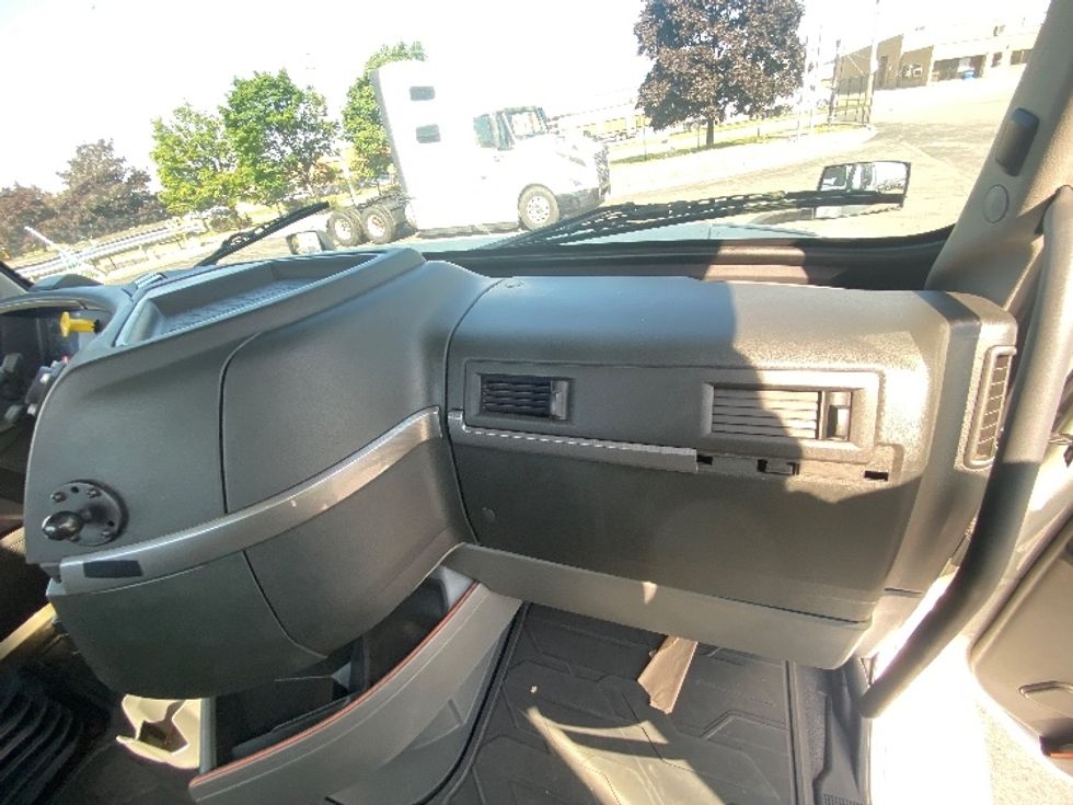 Day Cab Tractor-Heavy Duty Tractors-Volvo-2020-VNR64300-Mississauga-ON-654,779\n\t\tkm-$ 61,000 - Image 12