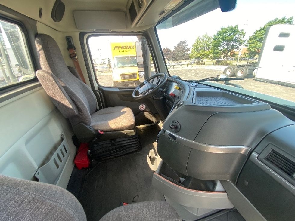Day Cab Tractor-Heavy Duty Tractors-Volvo-2020-VNR64300-Mississauga-ON-654,779\n\t\tkm-$ 61,000 - Image 13
