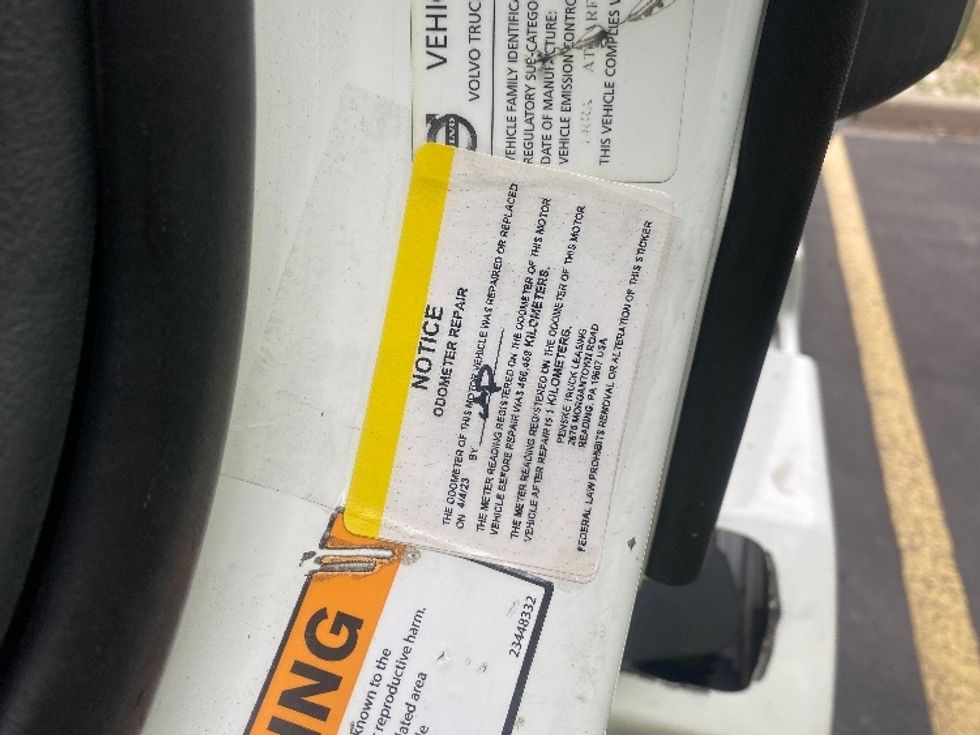 Day Cab Tractor-Heavy Duty Tractors-Volvo-2020-VNR64300-Mississauga-ON-654,779\n\t\tkm-$ 61,000 - Image 16