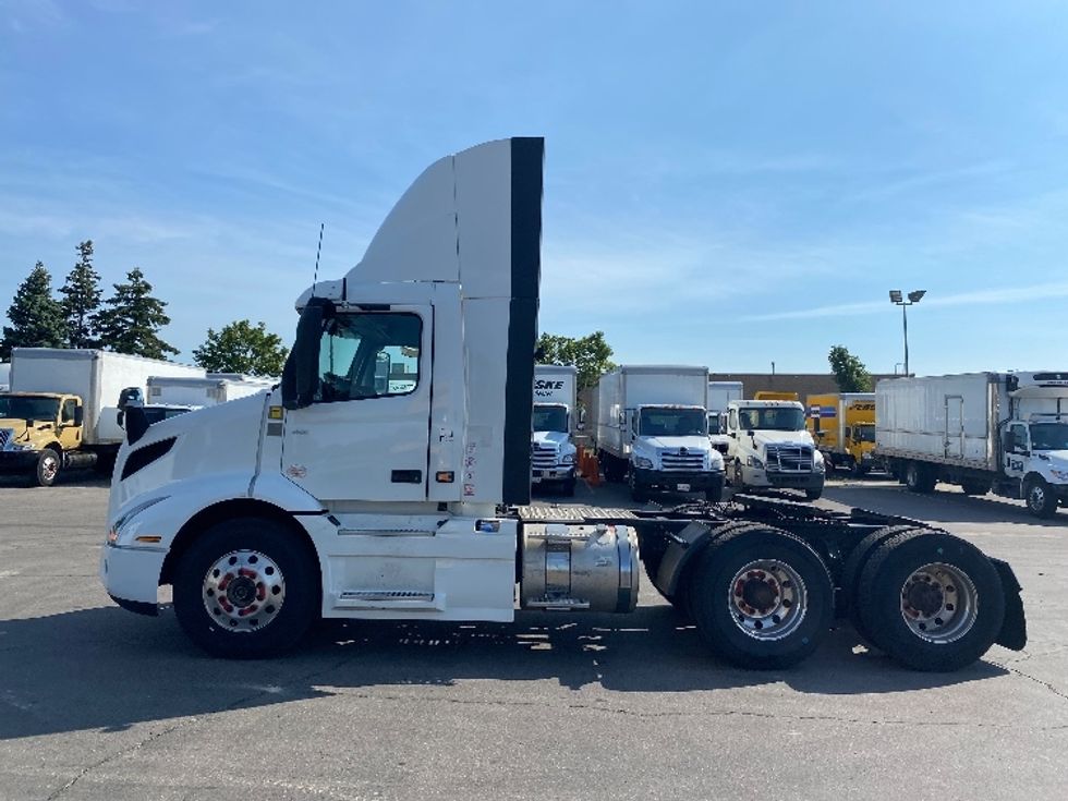 Day Cab Tractor-Heavy Duty Tractors-Volvo-2020-VNR64300-Mississauga-ON-654,779\n\t\tkm-$ 61,000 - Image 4
