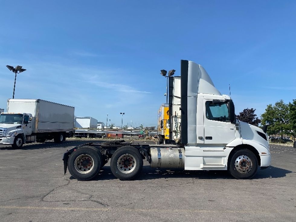 Day Cab Tractor-Heavy Duty Tractors-Volvo-2020-VNR64300-Mississauga-ON-654,779\n\t\tkm-$ 61,000 - Image 8
