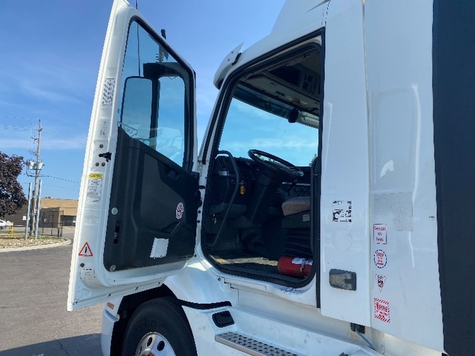 Day Cab Tractor-Heavy Duty Tractors-Volvo-2020-VNR64300-Mississauga-ON-654,779\n\t\tkm-$ 61,000 - Image 9