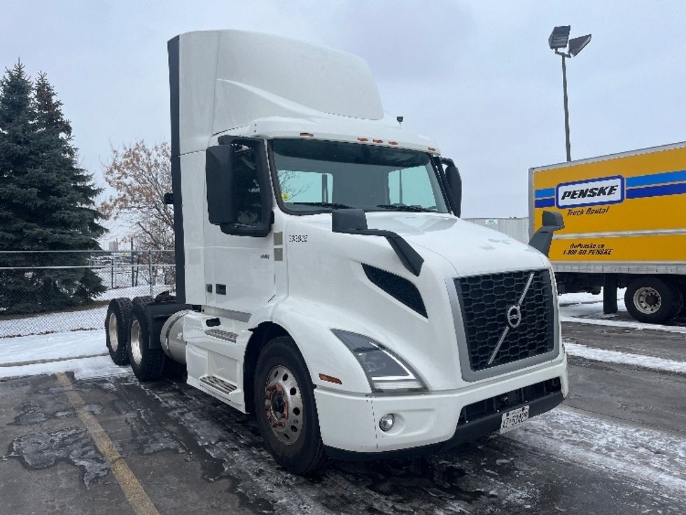 Day Cab Tractor-Heavy Duty Tractors-Volvo-2020-VNR64300-Mississauga-ON-674,870\n\t\tkm-$ 56,750 - Image 1