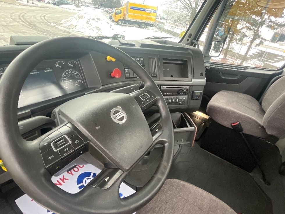 Day Cab Tractor-Heavy Duty Tractors-Volvo-2020-VNR64300-Mississauga-ON-674,870\n\t\tkm-$ 56,750 - Image 10