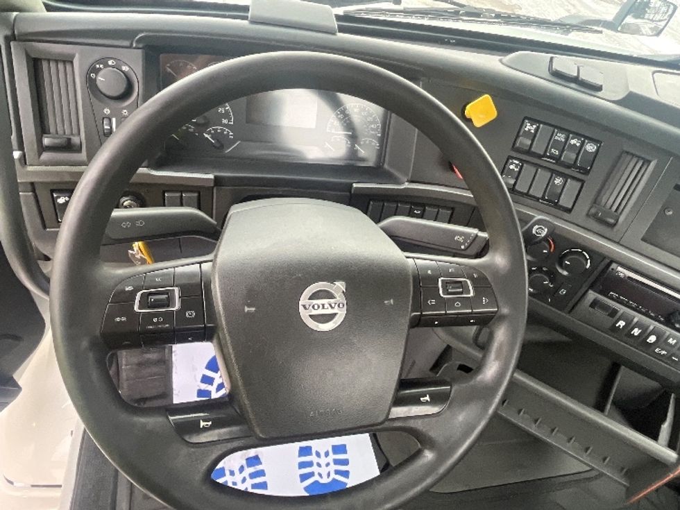 Day Cab Tractor-Heavy Duty Tractors-Volvo-2020-VNR64300-Mississauga-ON-674,870\n\t\tkm-$ 56,750 - Image 11