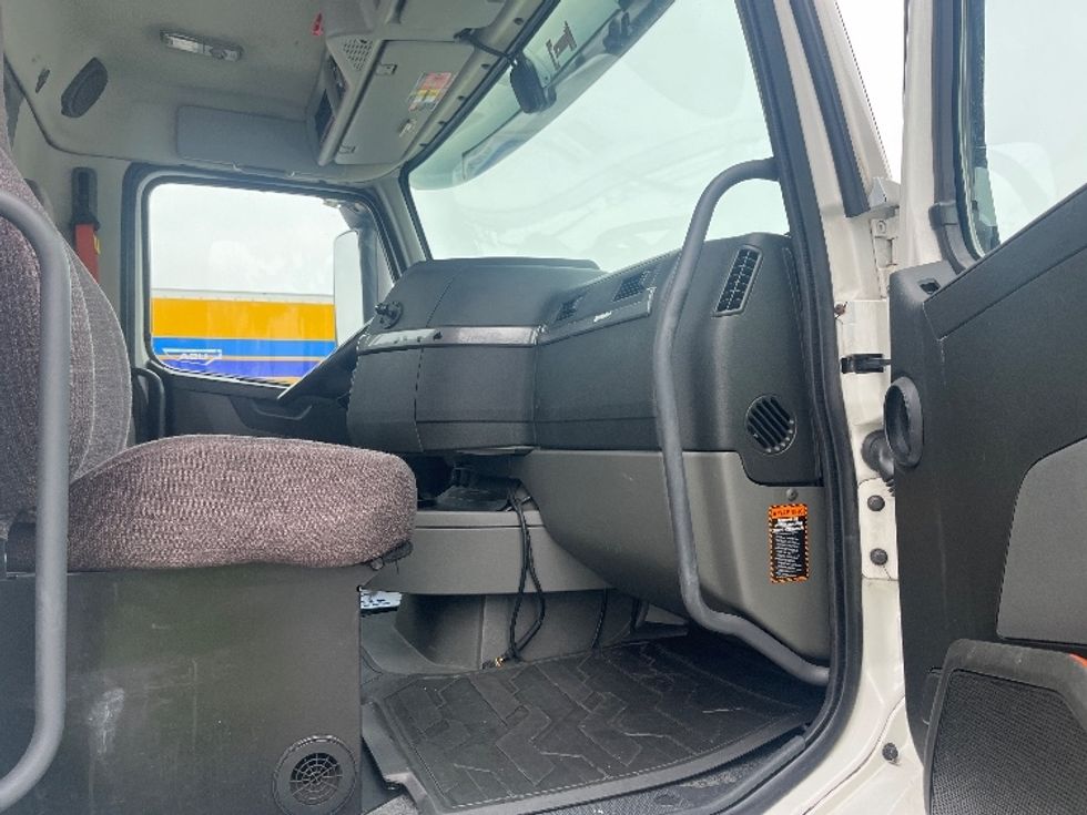 Day Cab Tractor-Heavy Duty Tractors-Volvo-2020-VNR64300-Mississauga-ON-674,870\n\t\tkm-$ 56,750 - Image 12