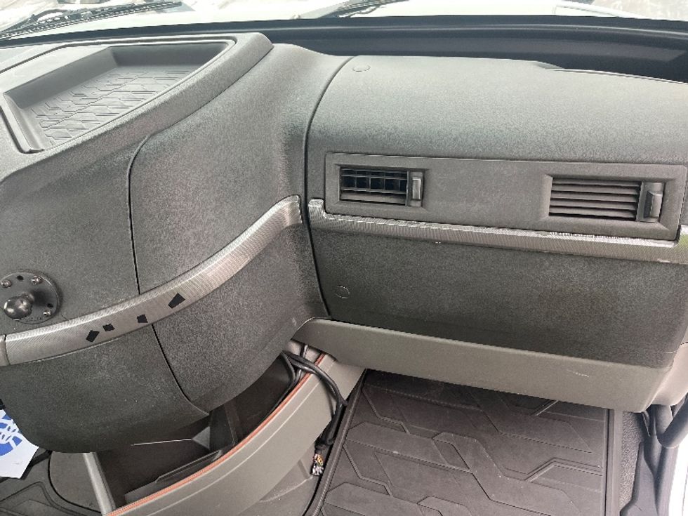 Day Cab Tractor-Heavy Duty Tractors-Volvo-2020-VNR64300-Mississauga-ON-674,870\n\t\tkm-$ 56,750 - Image 13